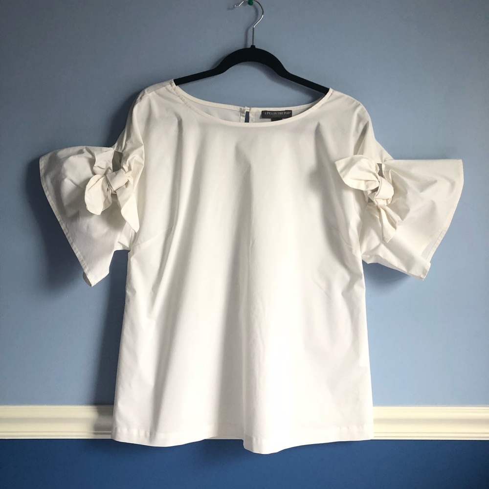 A Pea In The Pod Top with fancy sleeves. Size M